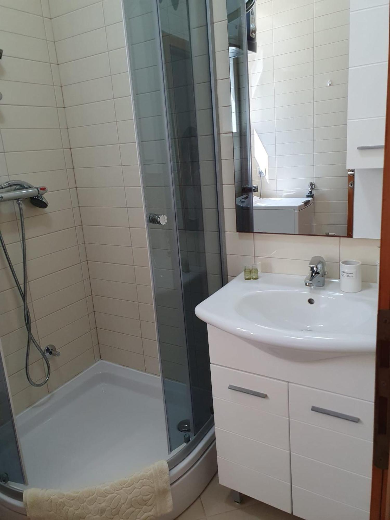 Inas Place Baška Voda Esterno foto